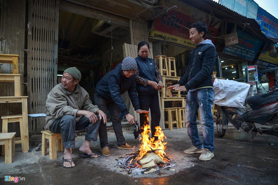 Đốt lửa, bọc nylon vào tay chân đối phó giá lạnh 9 độ C-10