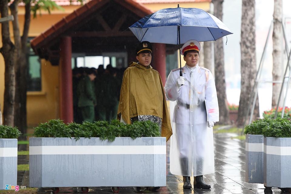 Đốt lửa, bọc nylon vào tay chân đối phó giá lạnh 9 độ C-12