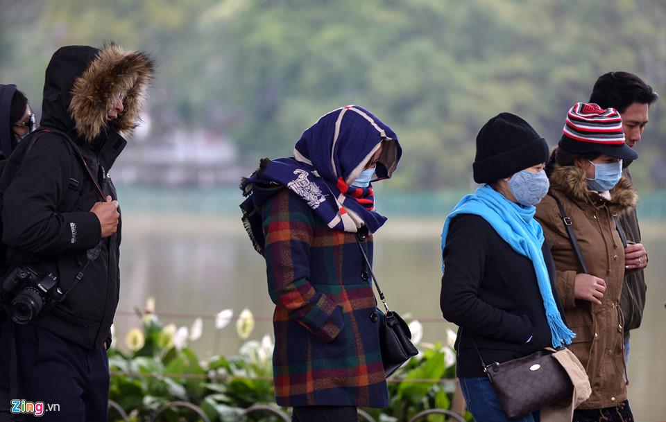 Đốt lửa, bọc nylon vào tay chân đối phó giá lạnh 9 độ C-16