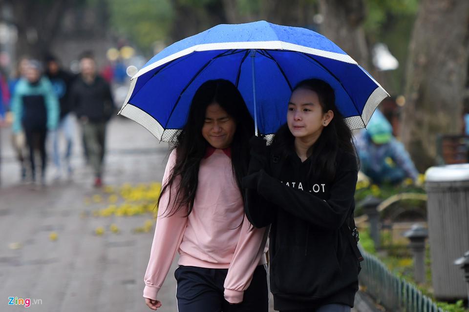 Đốt lửa, bọc nylon vào tay chân đối phó giá lạnh 9 độ C-9