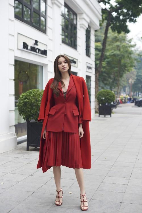 Hà Nội rét 10 độ, Hà Hồ diện 3 áo khoác ngàn đô tự tin thả dáng-1