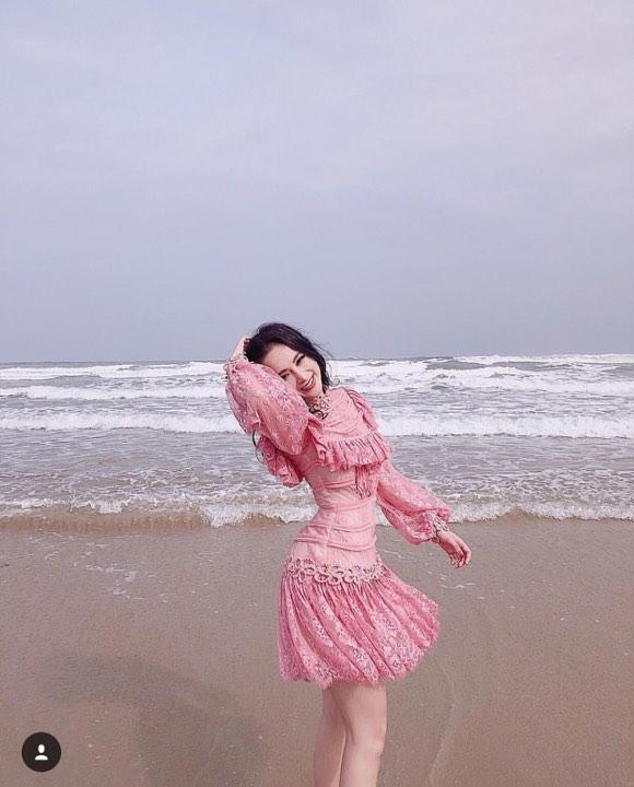 Angela Phương Trinh sến sẩm - Kỳ Duyên khoe lưng trần gợi cảm nổi bật nhất street style tuần mới-4