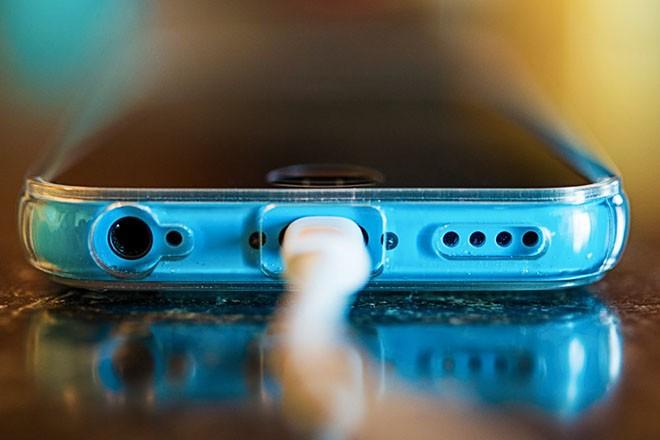 Để tránh những sai sót thường gặp khi sạc pin cho smartphone-4