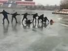 Chuyện ấm lòng ngày đông: Người dân nắm tay kết thành dây cứu hai mẹ con rơi xuống hồ băng