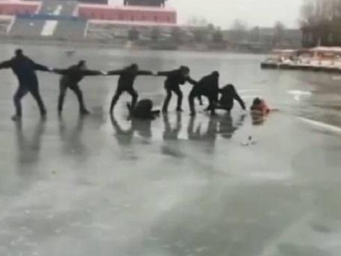Chuyện ấm lòng ngày đông: Người dân nắm tay kết thành dây cứu hai mẹ con rơi xuống hồ băng-1