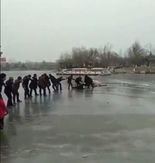 Chuyện ấm lòng ngày đông: Người dân nắm tay kết thành dây cứu hai mẹ con rơi xuống hồ băng-2