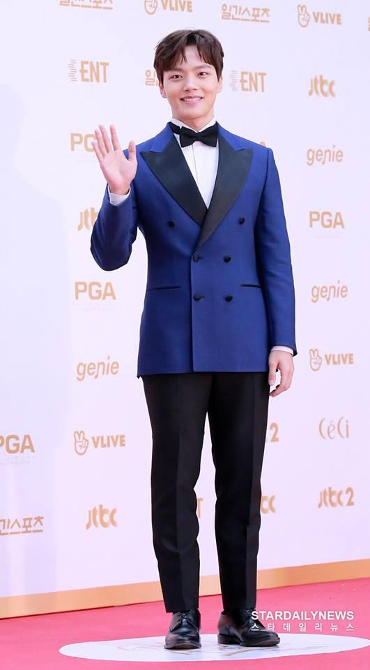 Lee Seung Gi và tiên nữ cử tạ Lee Sung Kyung đẹp đôi hết nấc trên thảm đỏ Golden Disk Awards-2