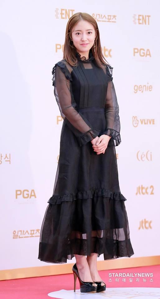 Lee Seung Gi và tiên nữ cử tạ Lee Sung Kyung đẹp đôi hết nấc trên thảm đỏ Golden Disk Awards-3