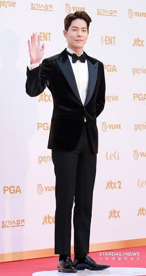 Lee Seung Gi và tiên nữ cử tạ Lee Sung Kyung đẹp đôi hết nấc trên thảm đỏ Golden Disk Awards-4