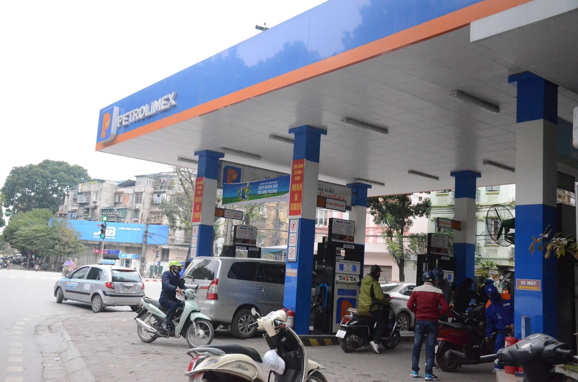 Hà Nội: Mang ô tô dung tích bình 70l đi đổ xăng, người đàn ông giật mình khi đổ 80l mới đầy, chủ cây xăng lên tiếng-4