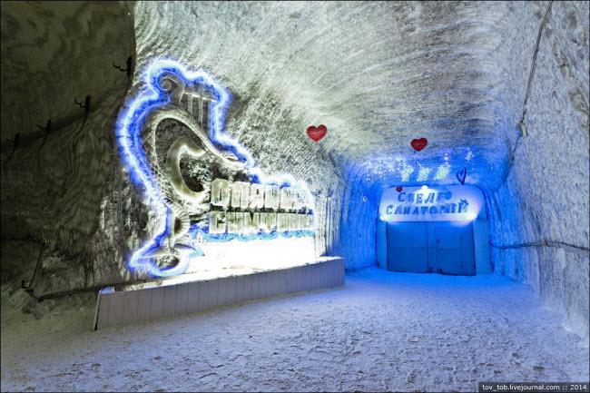 Choáng ngợp vẻ đẹp như ngoài hành tinh bên trong hang động muối khổng lồ-3