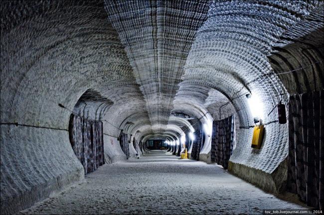 Choáng ngợp vẻ đẹp như ngoài hành tinh bên trong hang động muối khổng lồ-11