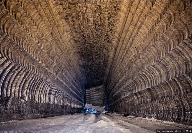 Choáng ngợp vẻ đẹp như ngoài hành tinh bên trong hang động muối khổng lồ-13