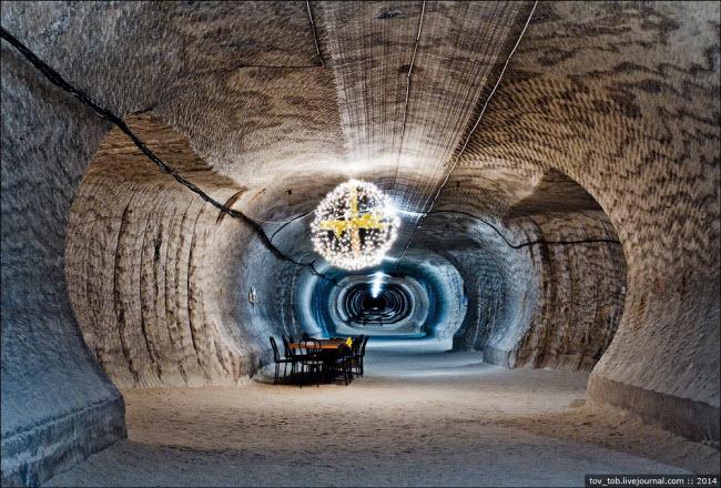 Choáng ngợp vẻ đẹp như ngoài hành tinh bên trong hang động muối khổng lồ-14