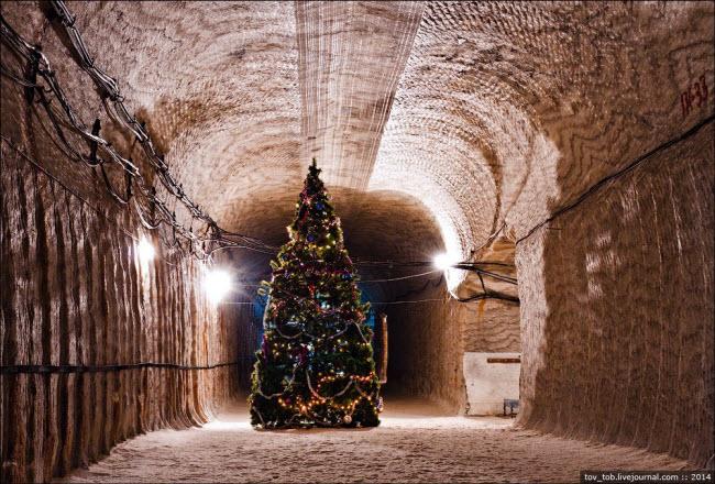 Choáng ngợp vẻ đẹp như ngoài hành tinh bên trong hang động muối khổng lồ-8