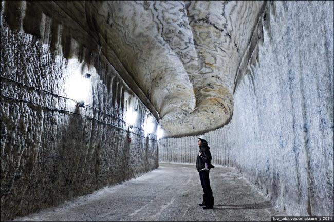 Choáng ngợp vẻ đẹp như ngoài hành tinh bên trong hang động muối khổng lồ-2