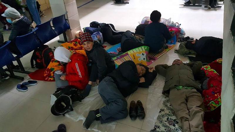 Hà Nội: Nhiệt độ về đêm chỉ còn 9, 10 độ C, nhiều người nhà bệnh nhân vạ vật tránh rét ở hành lang bệnh viện-1