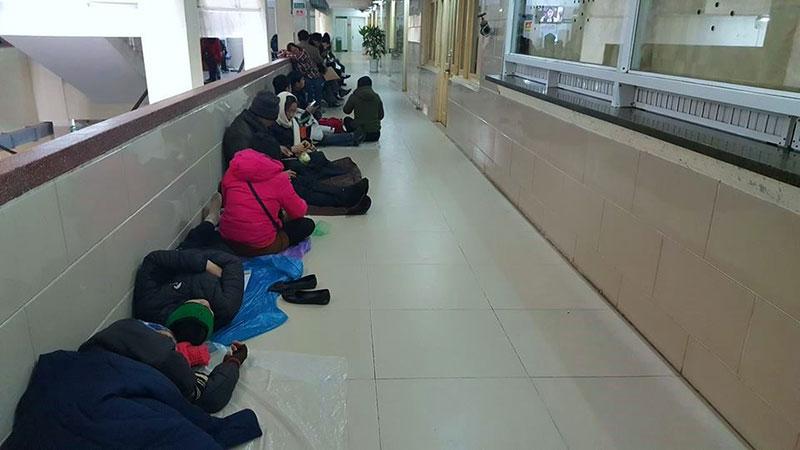 Hà Nội: Nhiệt độ về đêm chỉ còn 9, 10 độ C, nhiều người nhà bệnh nhân vạ vật tránh rét ở hành lang bệnh viện-3