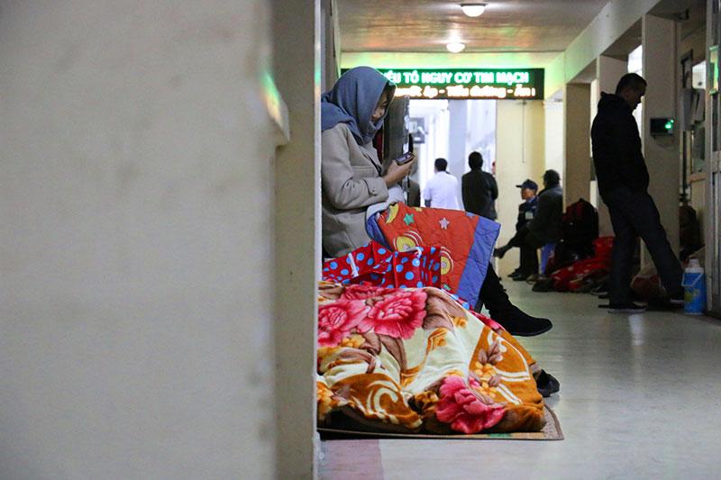 Hà Nội: Nhiệt độ về đêm chỉ còn 9, 10 độ C, nhiều người nhà bệnh nhân vạ vật tránh rét ở hành lang bệnh viện-5