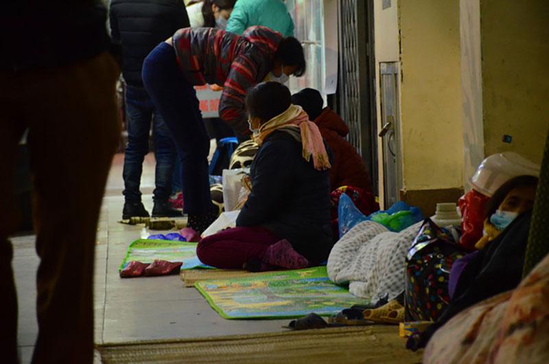 Hà Nội: Nhiệt độ về đêm chỉ còn 9, 10 độ C, nhiều người nhà bệnh nhân vạ vật tránh rét ở hành lang bệnh viện-7