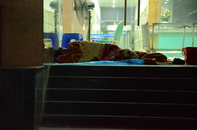 Hà Nội: Nhiệt độ về đêm chỉ còn 9, 10 độ C, nhiều người nhà bệnh nhân vạ vật tránh rét ở hành lang bệnh viện-8