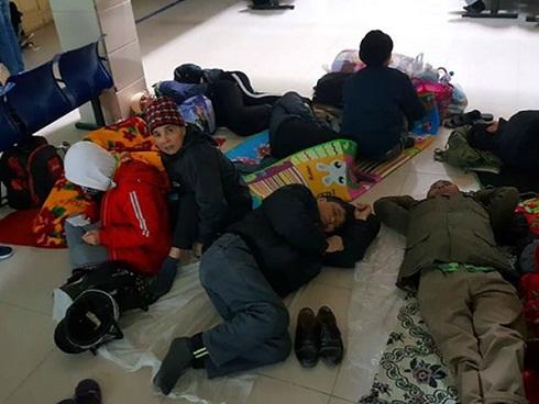 Hà Nội: Nhiệt độ về đêm chỉ còn 9, 10 độ C, nhiều người nhà bệnh nhân vạ vật tránh rét ở hành lang bệnh viện