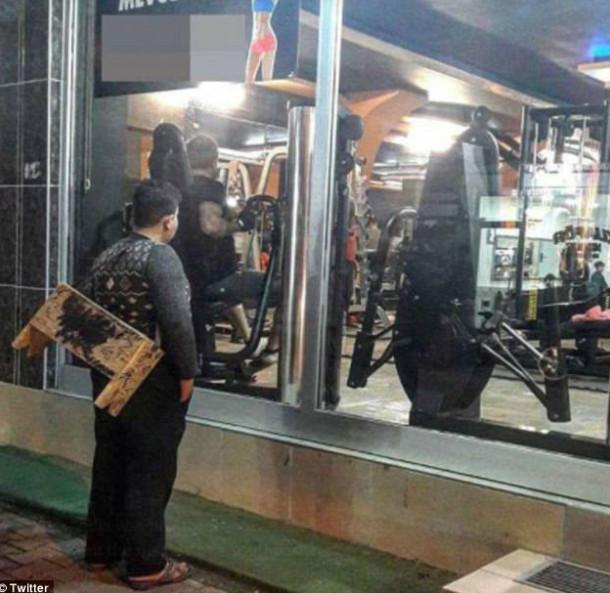 Cậu bé đánh giày buồn bã đứng trước cửa phòng gym và cái kết bất ngờ-1