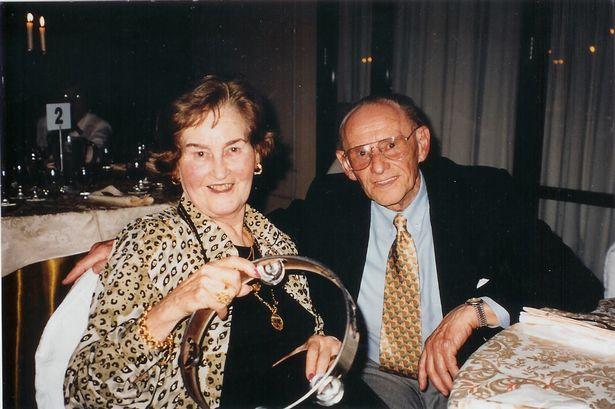 Mối duyên định mệnh ở địa ngục trần gian khiến bạn tin rằng khi tình yêu đến, muốn trốn cũng không được-4