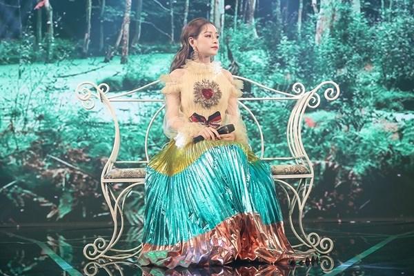 Hà Lade già dặn hơn hẳn Chi Pu khi diện lại váy tầng 3 màu đèn giao thông-4