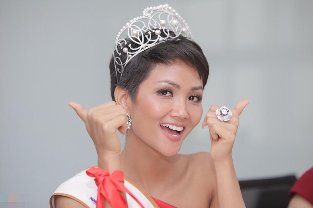 Người yêu Cường Đô La bức xúc lên tiếng bảo vệ Hoa hậu HHen Niê-2