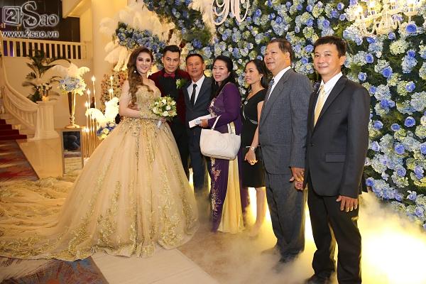 Gia đình đôi bên xuất hiện rạng rỡ-1