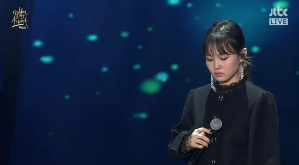 Clip: Lee Hi bật khóc, thẫn thờ không thể hát suốt 1 phút khi biểu diễn ca khúc của Jonghyun-2