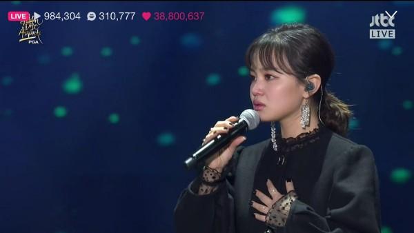 Clip: Lee Hi bật khóc, thẫn thờ không thể hát suốt 1 phút khi biểu diễn ca khúc của Jonghyun-3