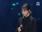 Clip: Lee Hi bật khóc, thẫn thờ không thể hát suốt 1 phút khi biểu diễn ca khúc của Jonghyun