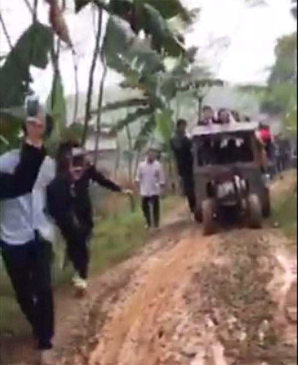 Màn rước dâu bằng xe công nông độc đáo tại Phú Thọ gây sốt mạng xã hội-1