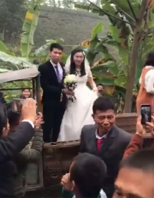 Màn rước dâu bằng xe công nông độc đáo tại Phú Thọ gây sốt mạng xã hội-3