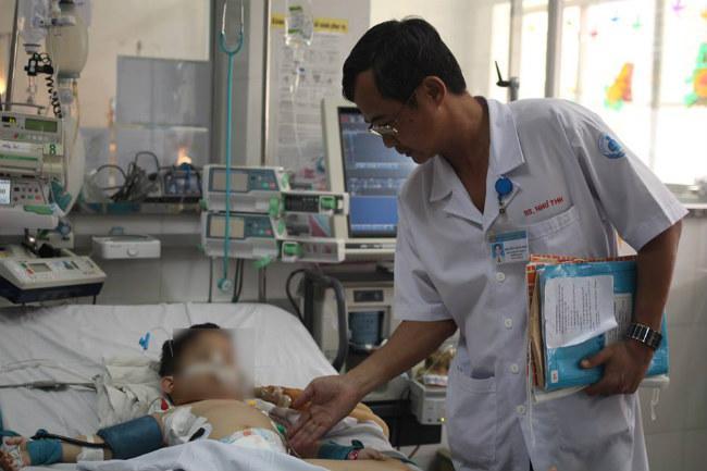 Xót xa bé 3 tuổi bị chó nhà cắn xé dữ dội khi chơi đùa, mất mũi và rách mặt-2