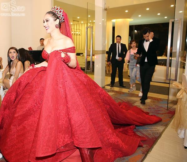 Lâm Khánh Chi thay đầm đỏ, đặt thêm bàn bên ngoài sảnh vì khách quá đông-2