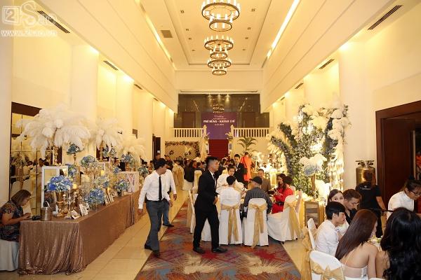 Lâm Khánh Chi thay đầm đỏ, đặt thêm bàn bên ngoài sảnh vì khách quá đông-4