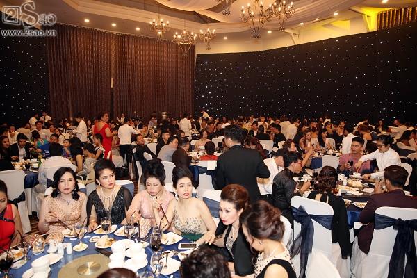 Lâm Khánh Chi thay đầm đỏ, đặt thêm bàn bên ngoài sảnh vì khách quá đông-3