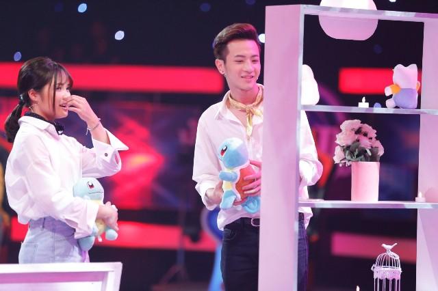 Lộ ảnh hôn cô gái lạ mặt khi vẫn tham gia show Vì yêu mà đến, Phí Ngọc Hưng khẳng định cả 2 chỉ là bạn-2