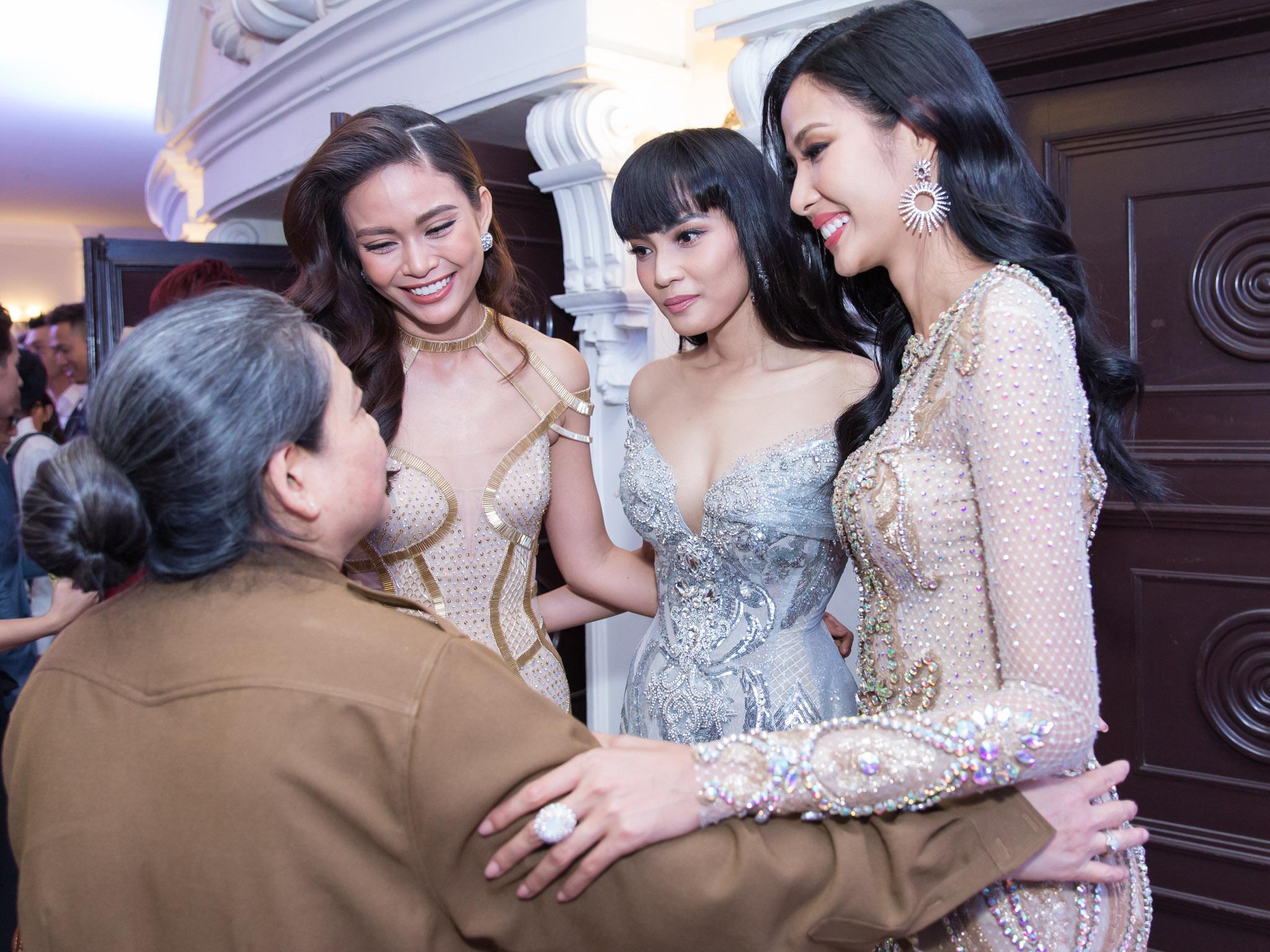 Hoa hậu HHen Niê đọ sắc cùng Hoàng Thùy và Mâu Thủy trên thảm đỏ Ngôi sao xanh-3