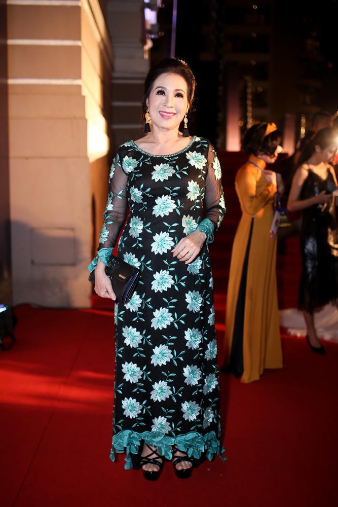 Hoa hậu HHen Niê đọ sắc cùng Hoàng Thùy và Mâu Thủy trên thảm đỏ Ngôi sao xanh-13