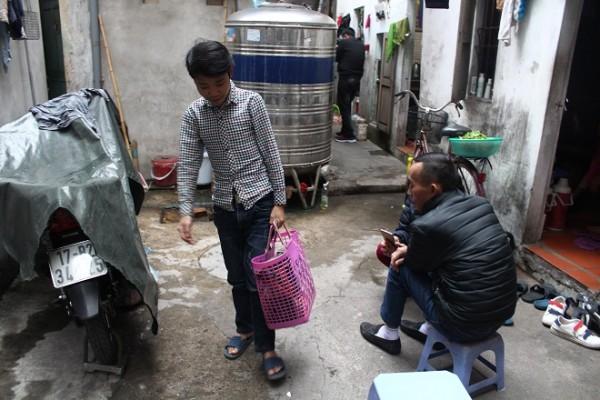 Chàng trai 25 tuổi và câu chuyện xót xa vượt giá rét, đi đánh giày lấy tiền chữa bệnh-1