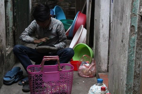 Chàng trai 25 tuổi và câu chuyện xót xa vượt giá rét, đi đánh giày lấy tiền chữa bệnh-2