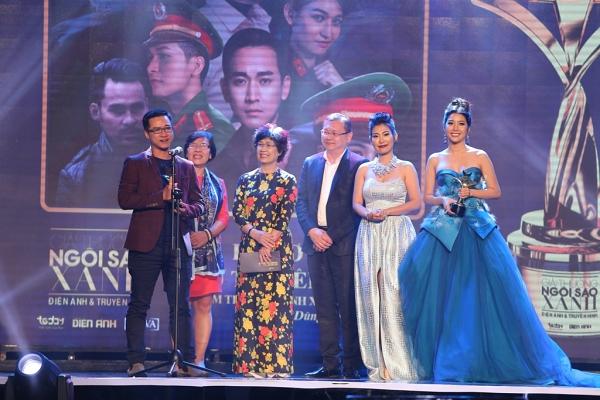 HHen Niê trao giải Nam diễn viên xuất sắc cho NSƯT Hữu Châu-1