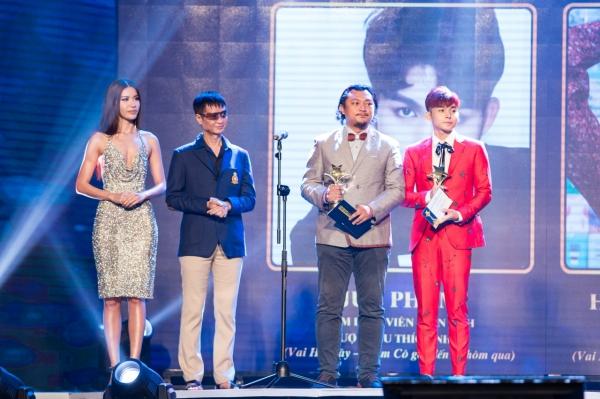 HHen Niê trao giải Nam diễn viên xuất sắc cho NSƯT Hữu Châu-8