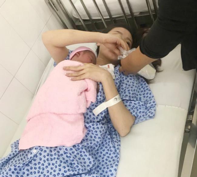 Người chồng run cầm cập kể lại giây phút đỡ đẻ cho vợ bất ngờ vỡ ối trên taxi-3