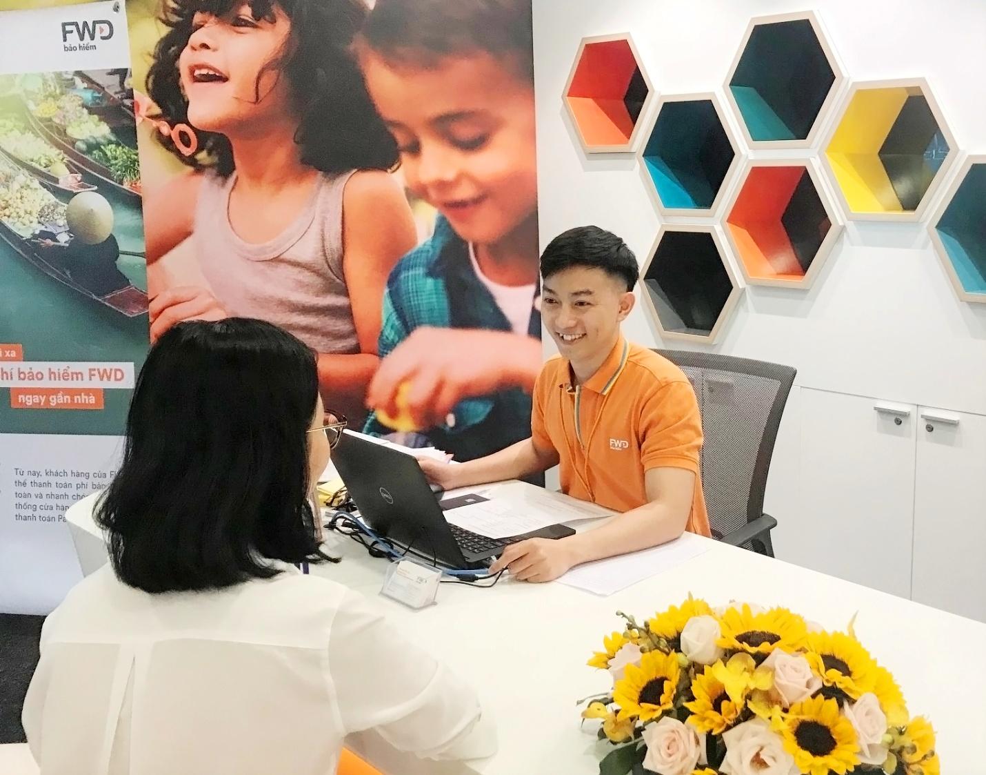 FWD cho phép khách rút tiền bảo hiểm trực tuyến 24/7-1