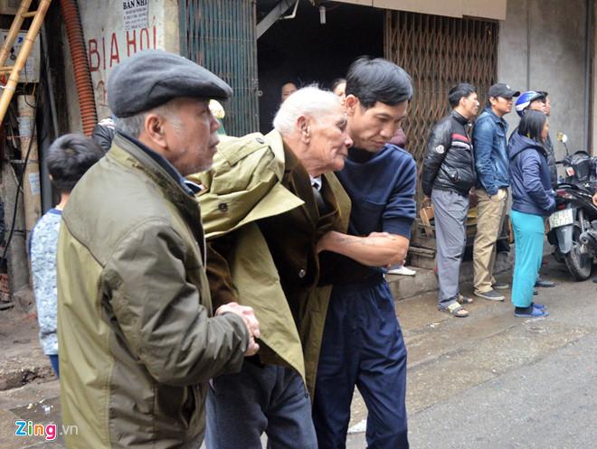 Người hùng kể phút leo 4 tầng cứu 2 cụ già trong căn nhà cháy-3